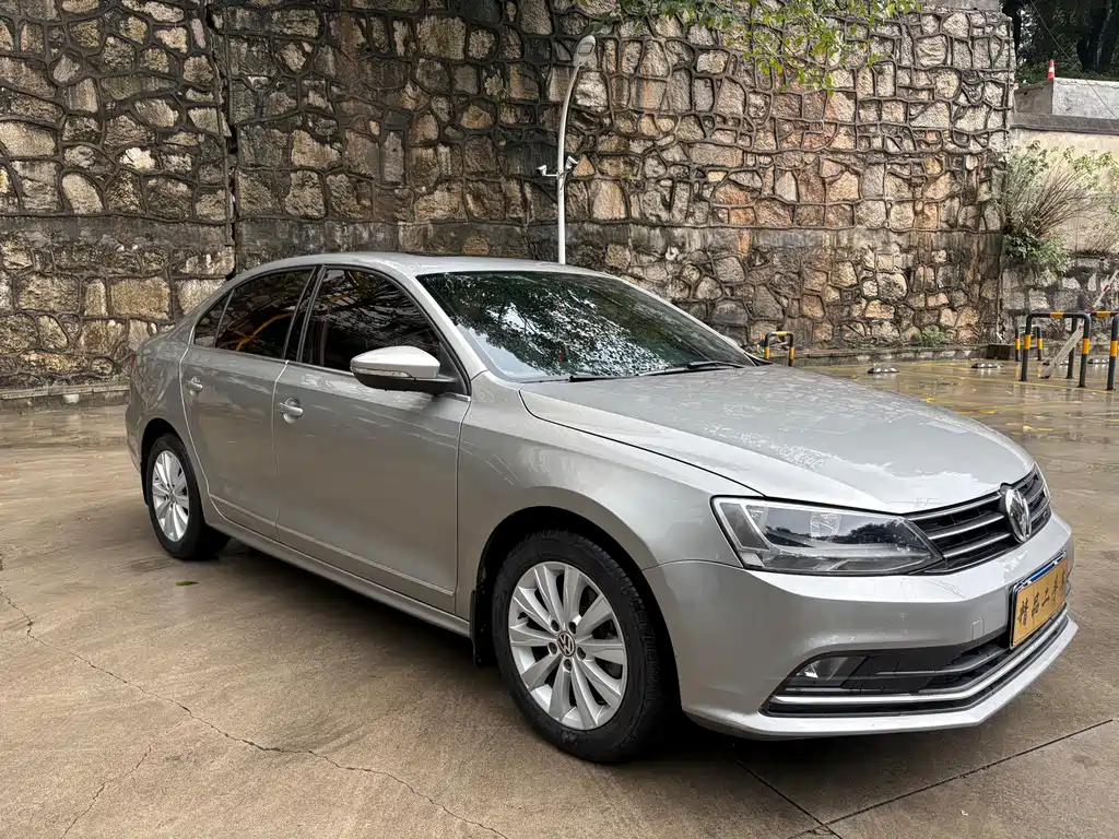 Volkswagen Sagitar 2016