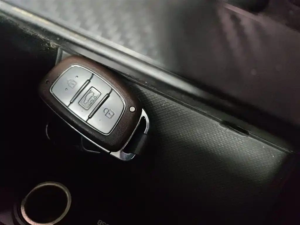 Hyundai Elantra 2018 — фото 9