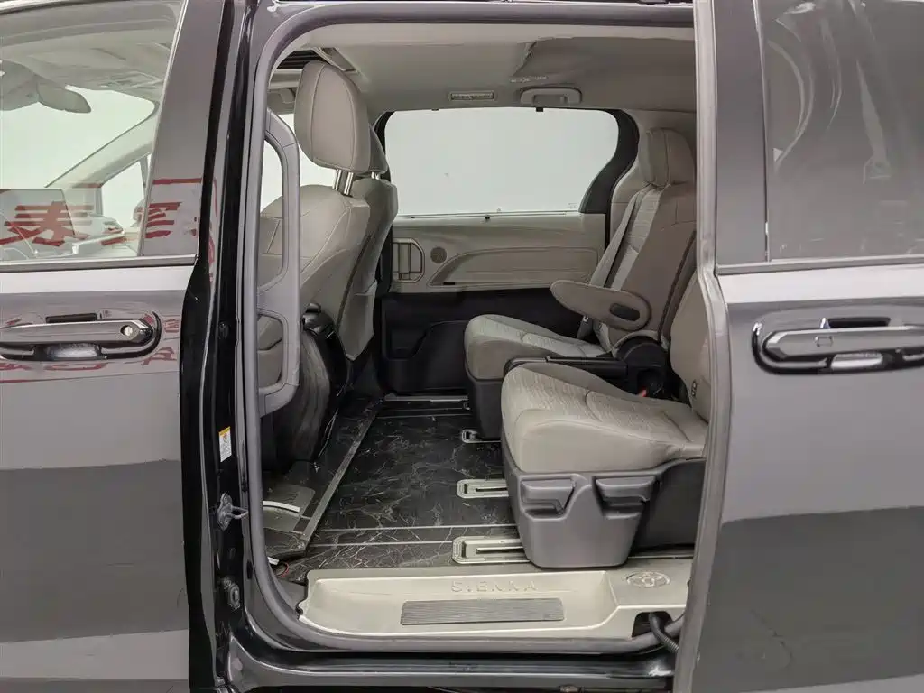 Toyota Sienna 2023 — фото 15