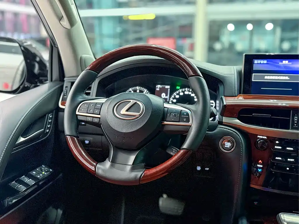 Lexus LX 2019 — фото 12