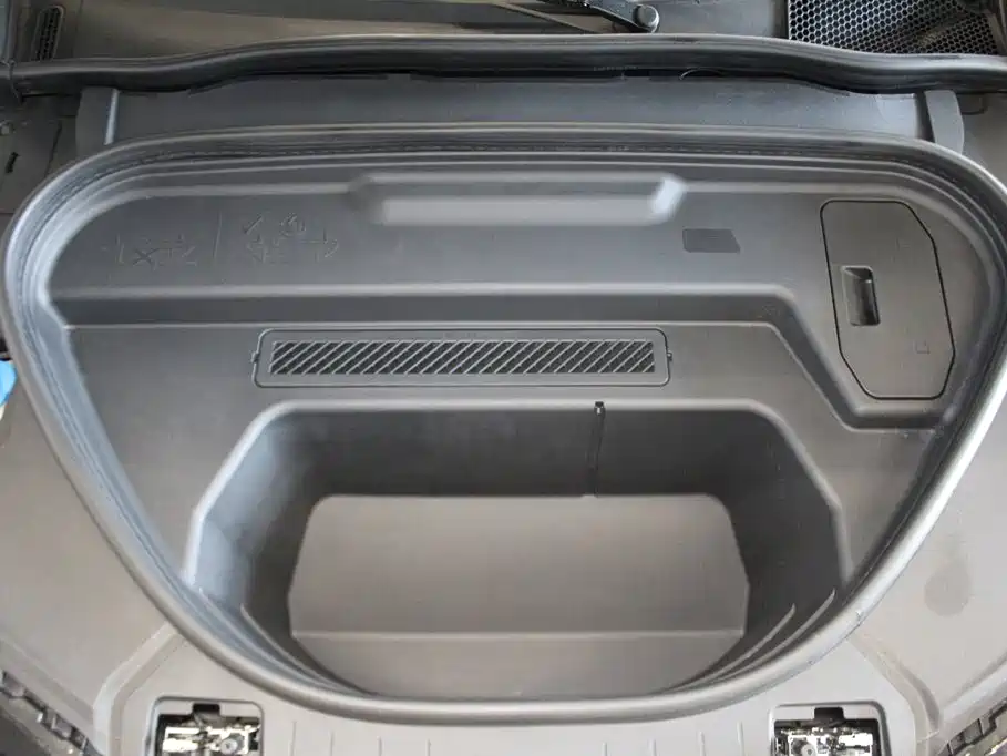 Audi Q6L E-Tron 2025 — фото 11