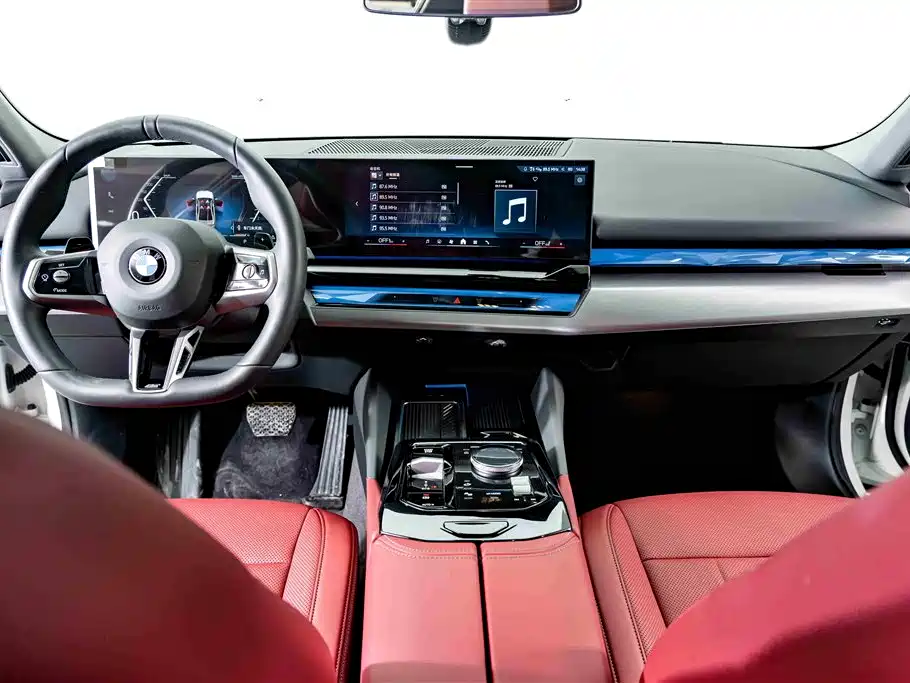 BMW 5 Series 2025 — фото 13