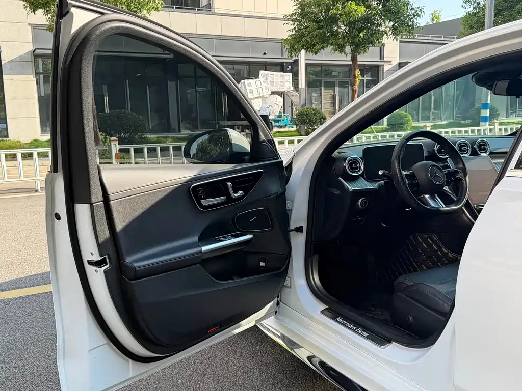 Mercedes-Benz C-Class 2023 — фото 7