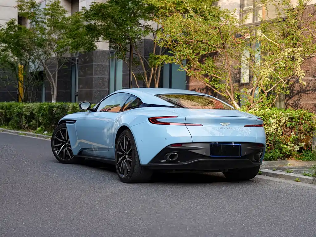 Aston Martin DB11 2021 — фото 6