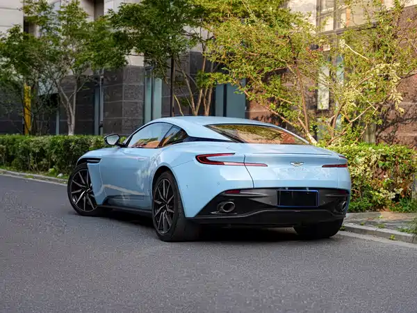 Aston Martin DB11 2021
