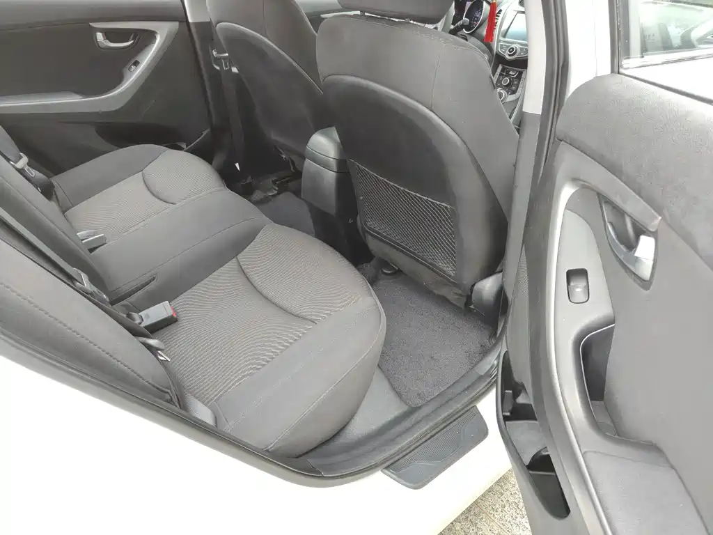 Hyundai Elantra 2016 — фото 14