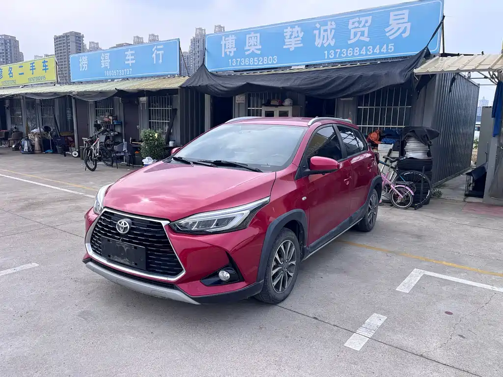 Toyota Yaris L 2022 — фото 1