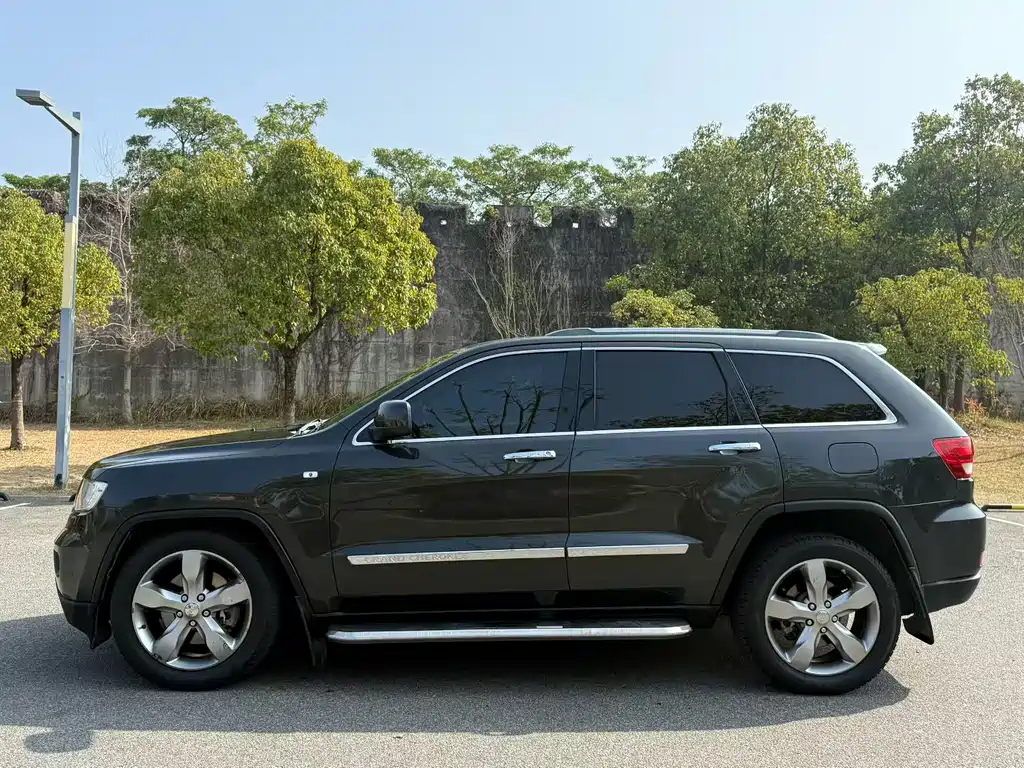 Jeep Grand Cherokee 2011 — фото 3