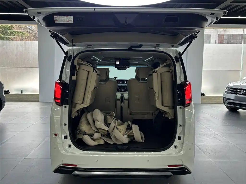 Toyota Alphard 2023 — фото 12