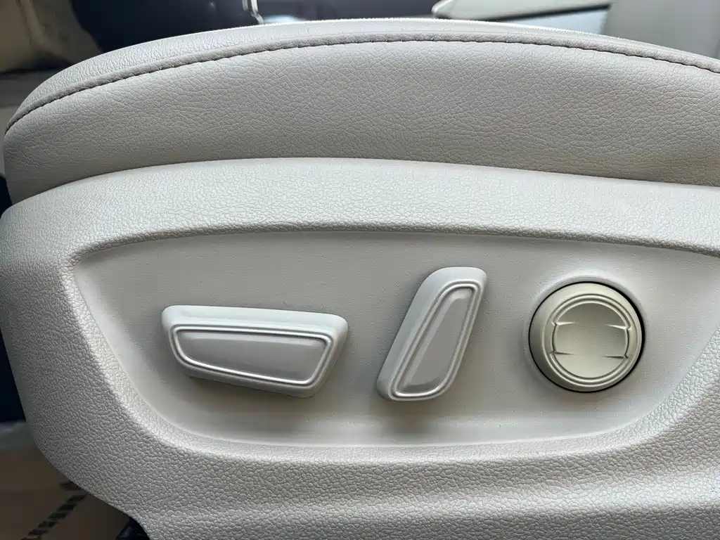 Toyota Camry 2019 — фото 11