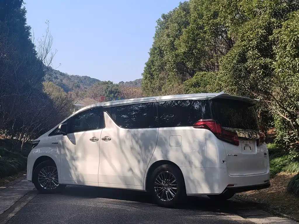 Toyota Alphard 2022 — фото 3