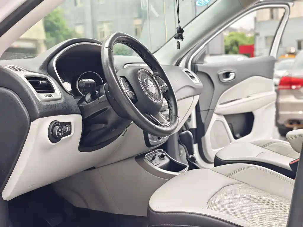 Jeep Compass 2017 — фото 9