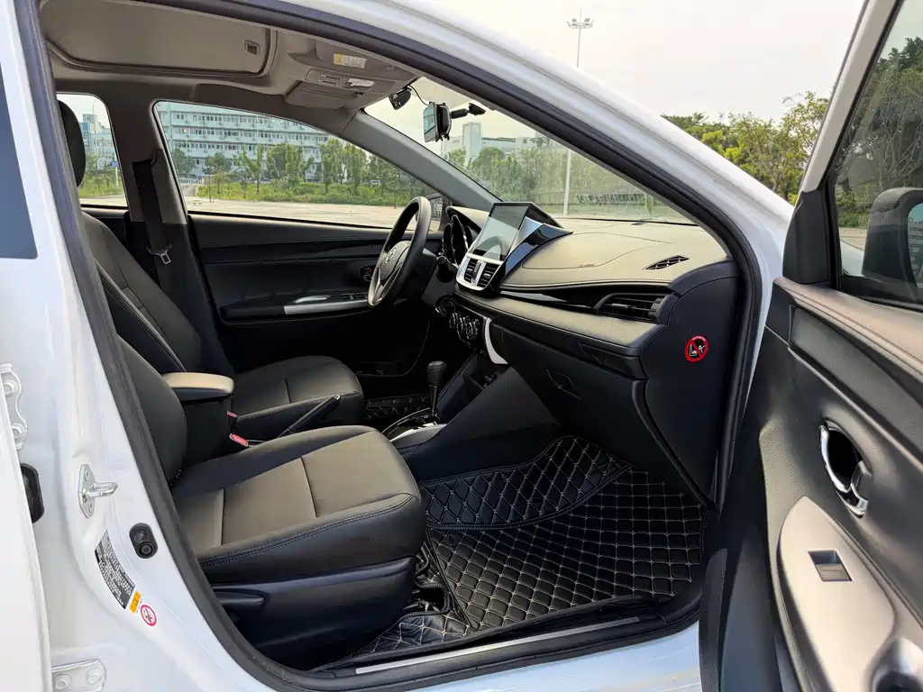 Toyota Yaris L 2017 — фото 10