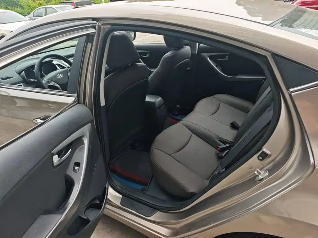 Hyundai Elantra 2016 — фото 17
