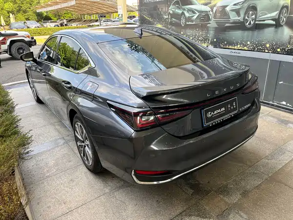Lexus ES 2025