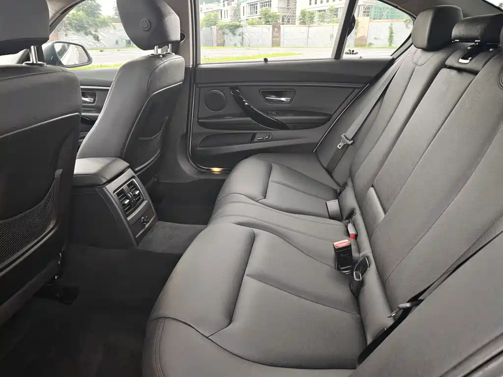 BMW 3 Series 2017 — фото 10