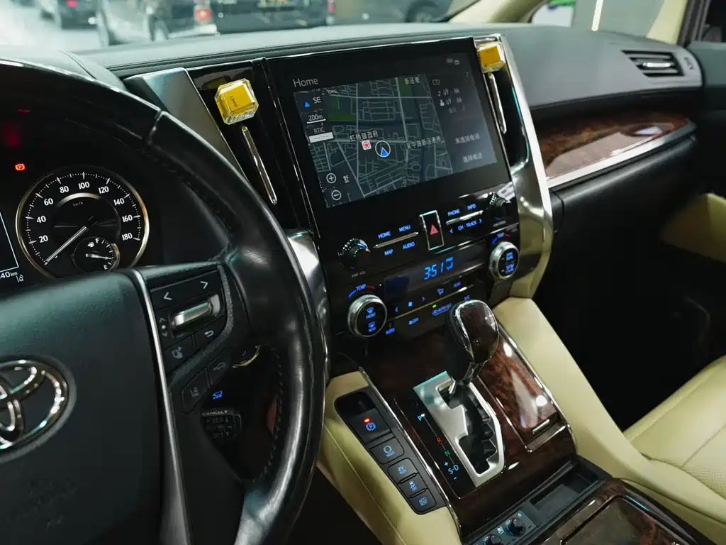 Toyota Alphard 2021 — фото 13