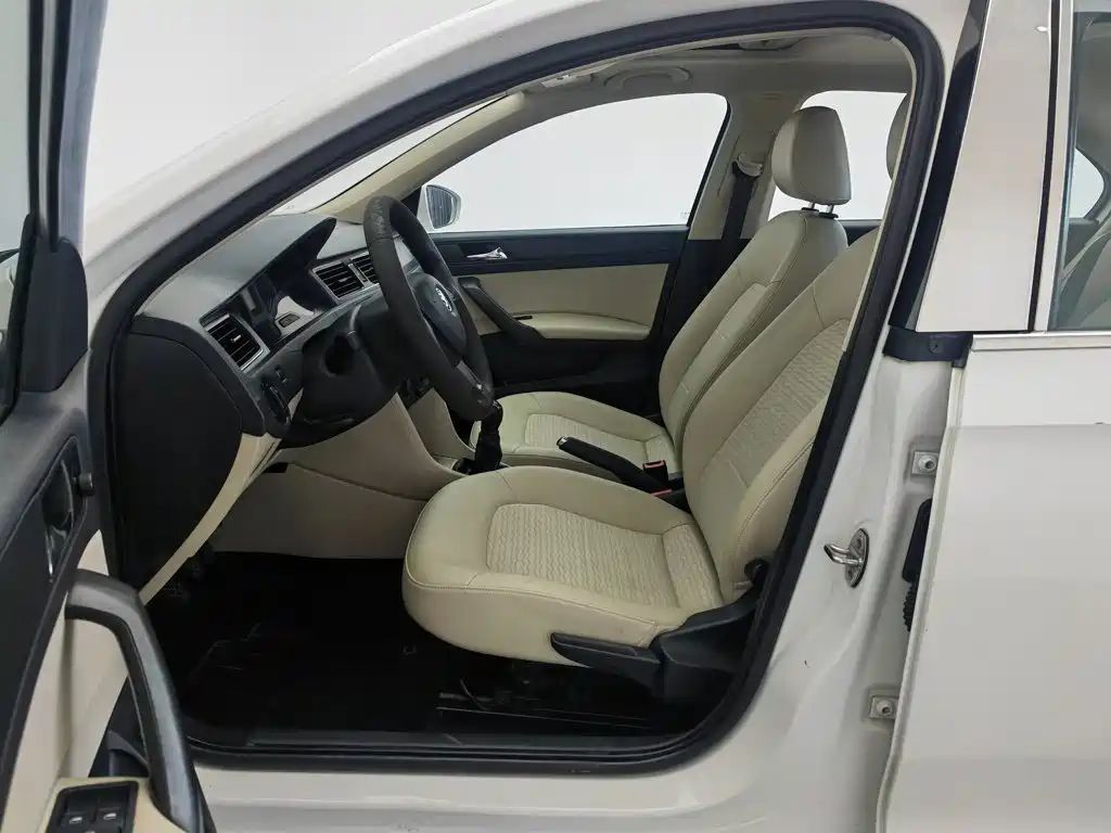 Skoda Rapid 2015 — фото 10