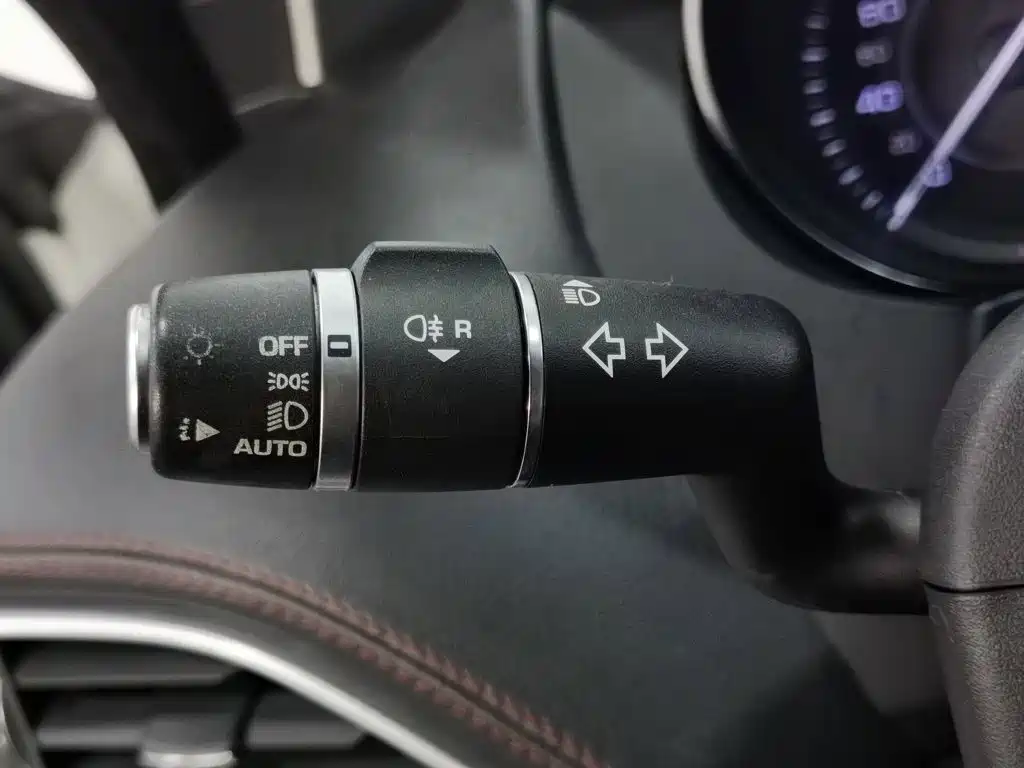 Jaguar XE 2016 — фото 21