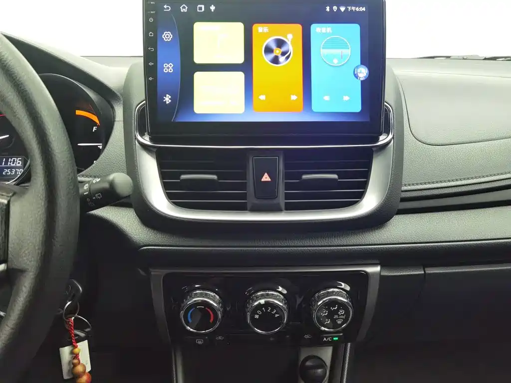 Toyota Yaris L 2022 — фото 12