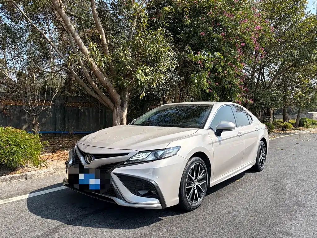 Toyota Camry 2022 — фото 1