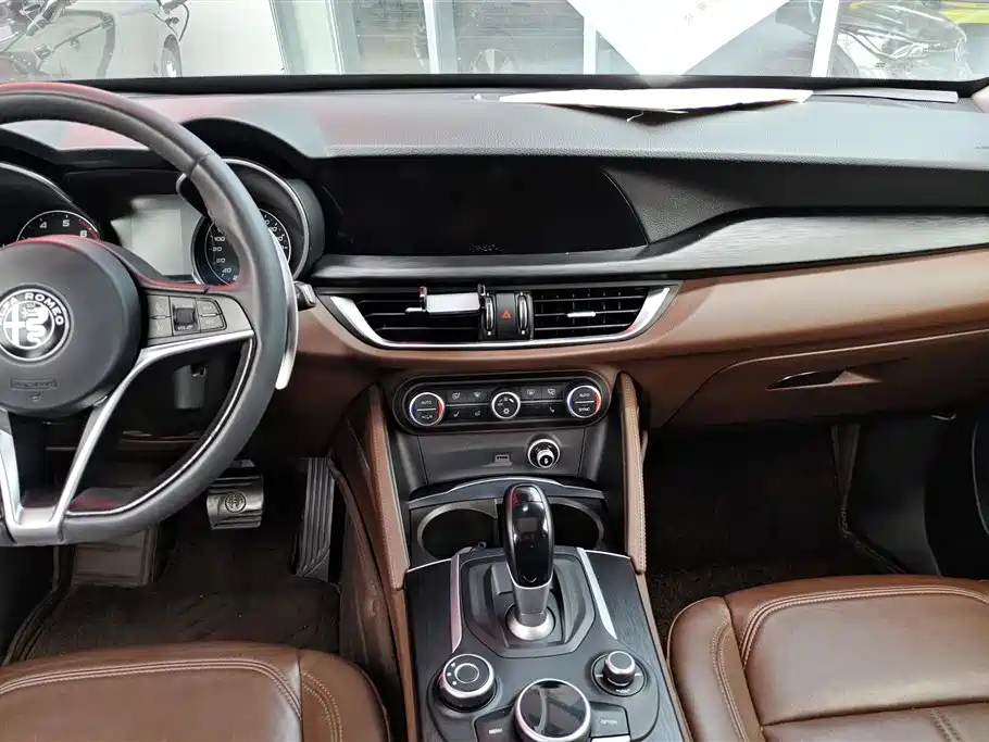 Alfa Romeo Stelvio 2017 — фото 13