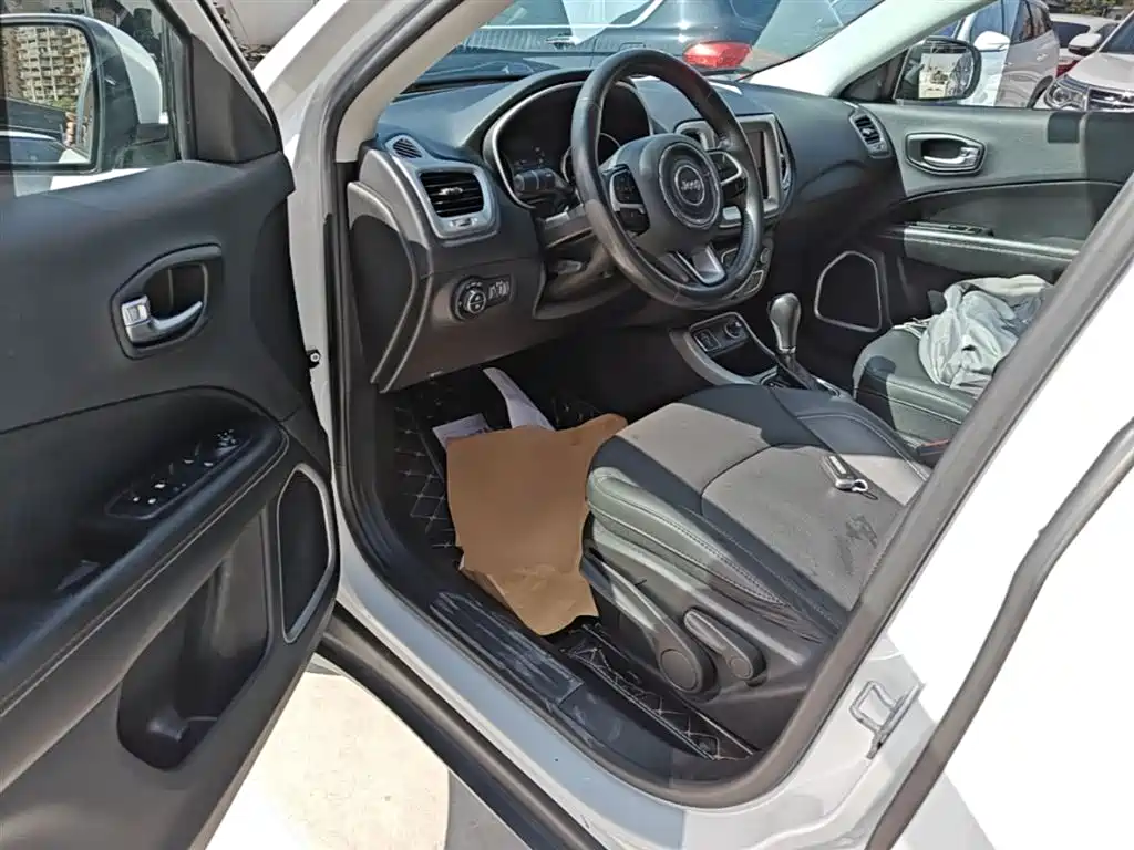 Jeep Compass 2018 — фото 16