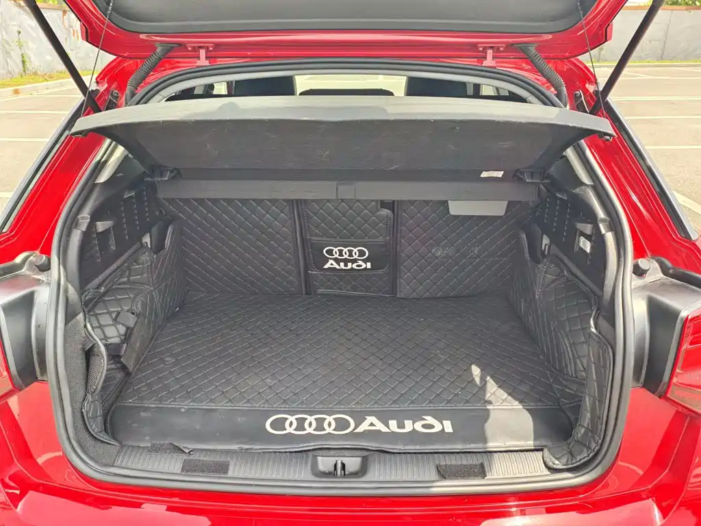 Audi Q2L e-tron 2021 — фото 10