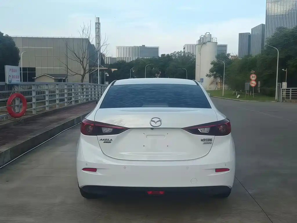 Mazda 3 Axela 2016 — фото 14