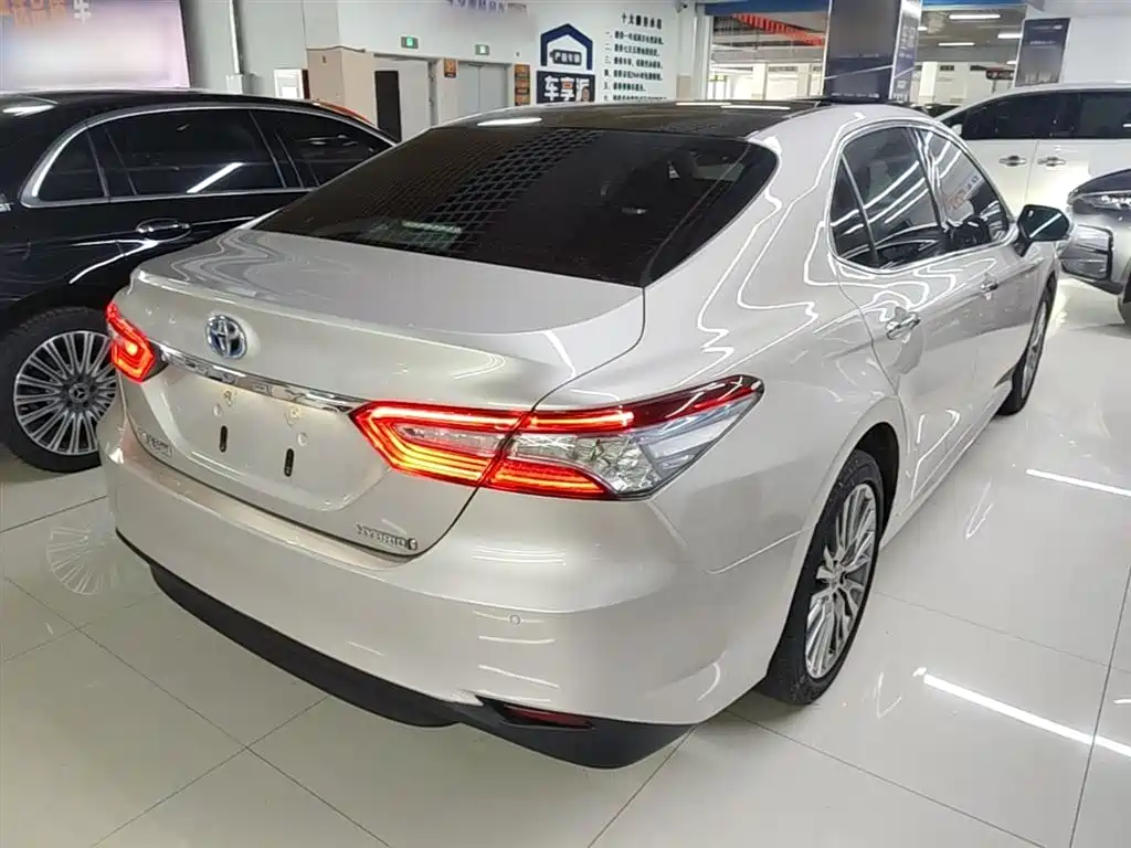 Toyota Camry 2019 — фото 7