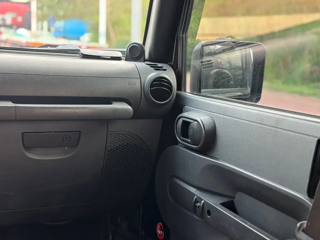 Jeep Wrangler 2010 — фото 20