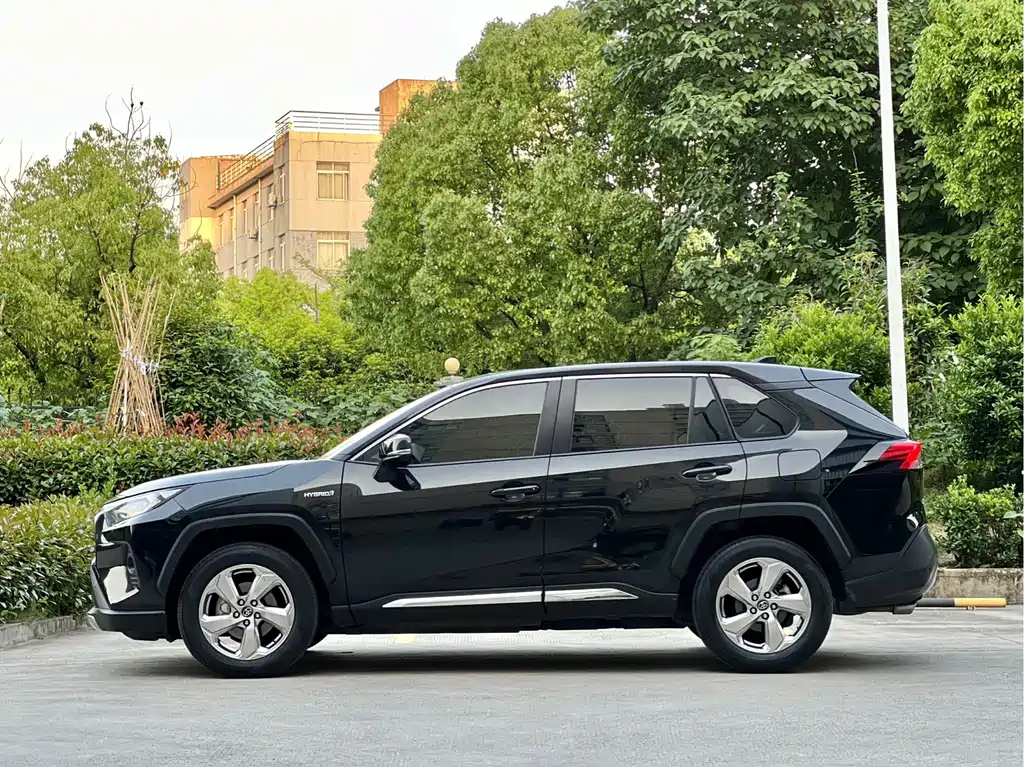 Toyota RAV4 2020 — фото 15