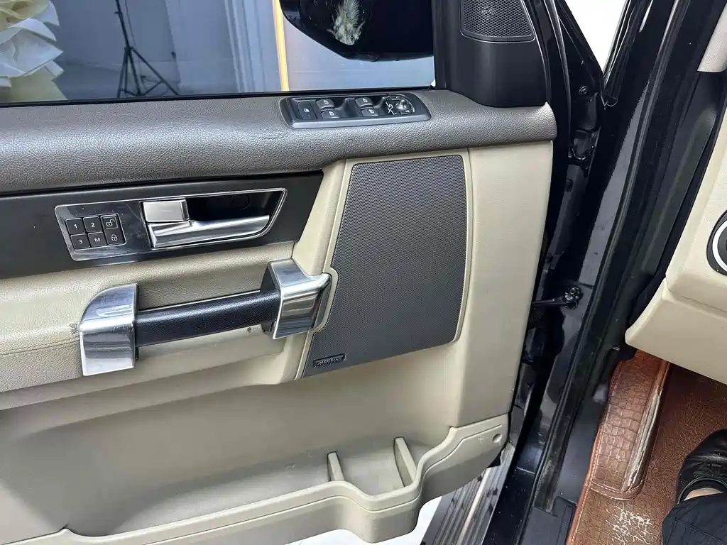Land Rover Discovery 2015 — фото 10