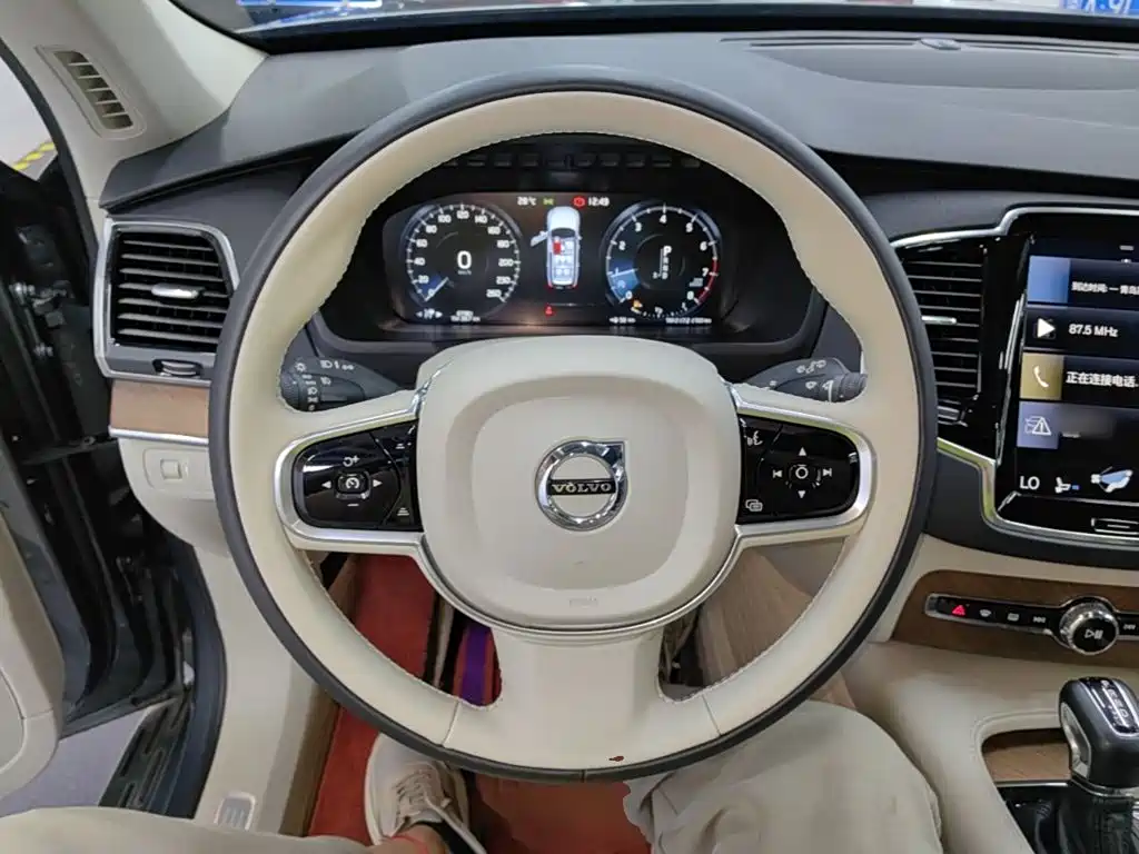 Volvo XC90 2017 — фото 11