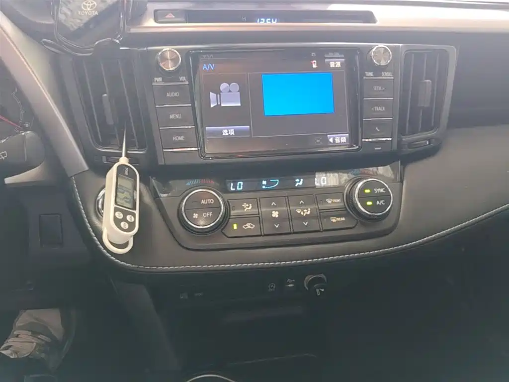 Toyota RAV4 2017 — фото 13