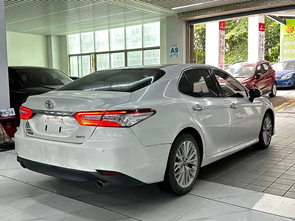 Toyota Camry 2019 — фото 13