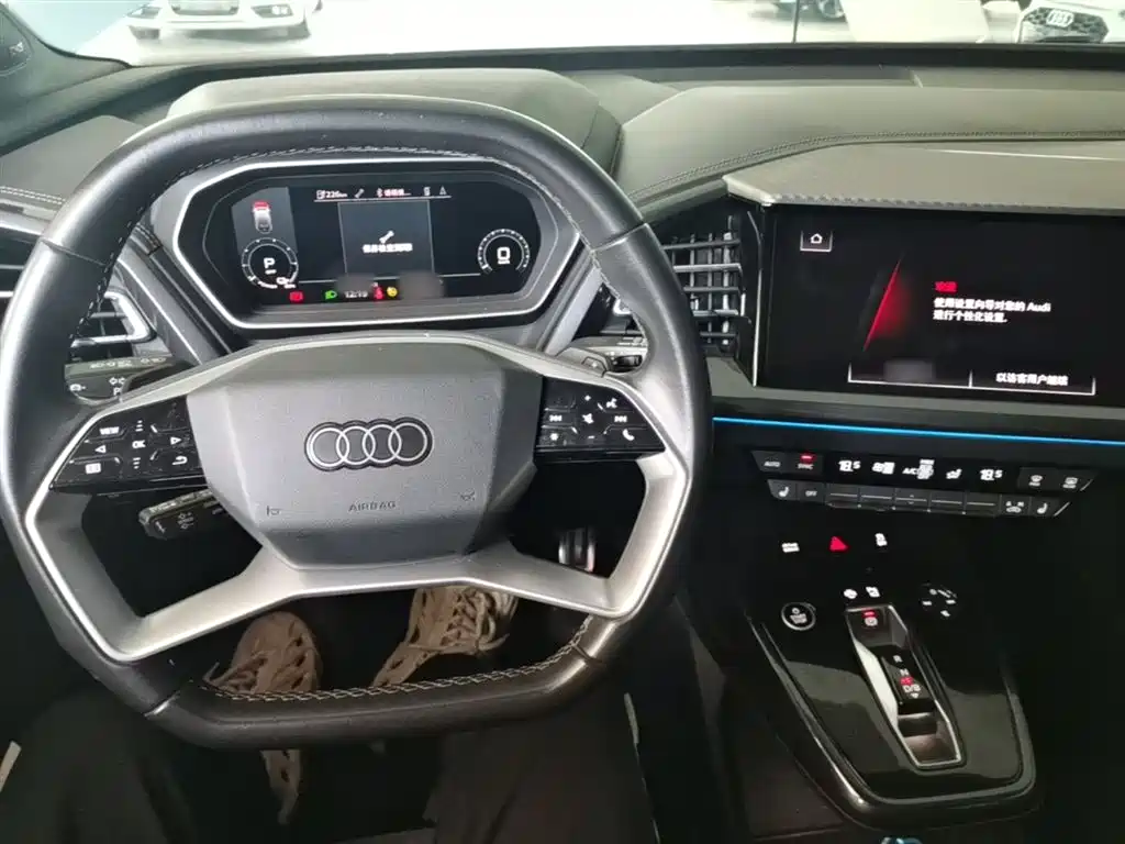 Audi Q4 e-tron 2023 — фото 11