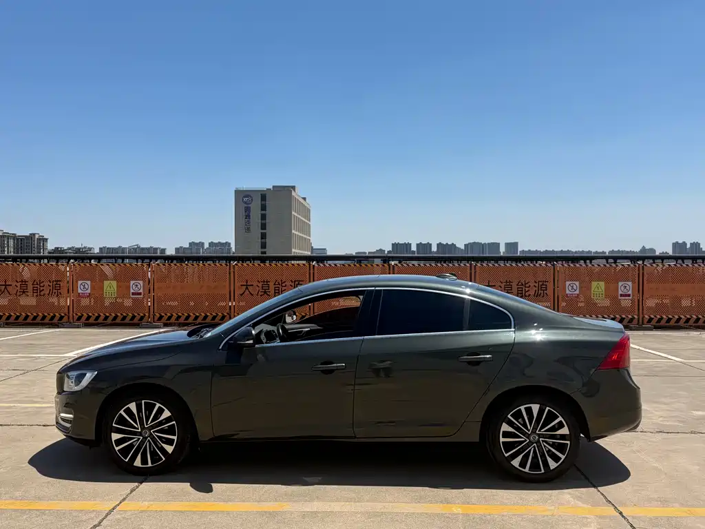 Volvo S60 2018 — фото 8
