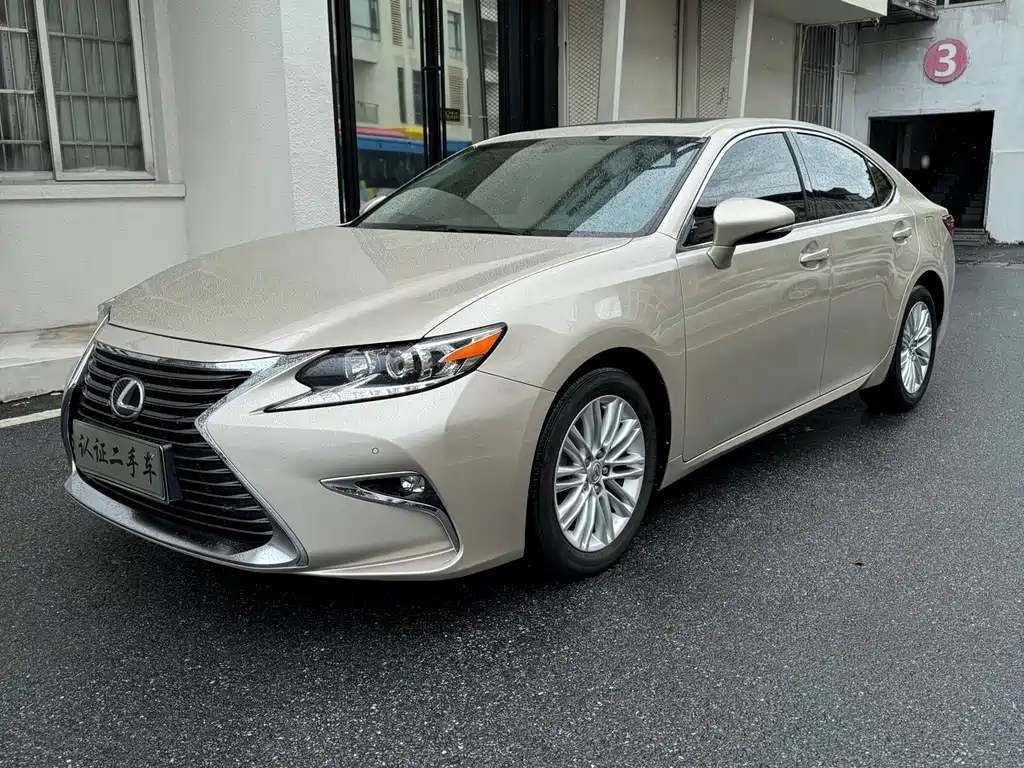 Lexus ES 2017 — фото 1