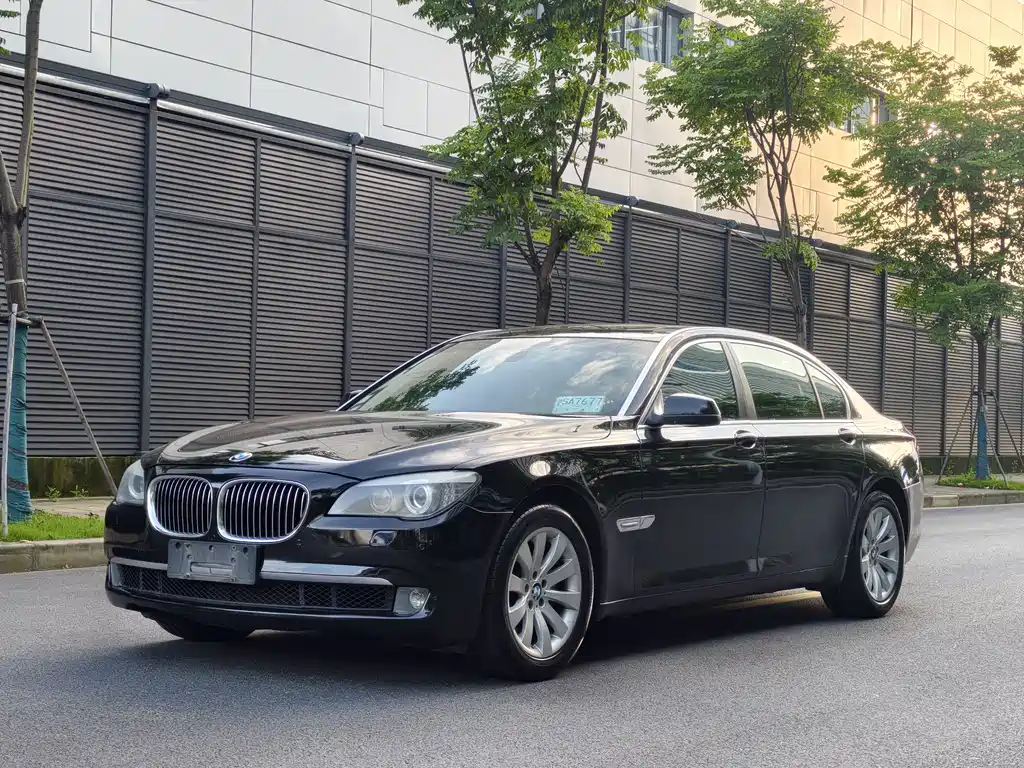 BMW 7 Series 2011 — фото 1