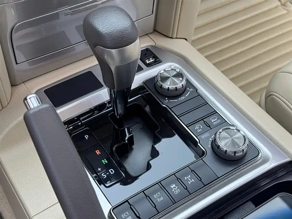 Toyota Land Cruiser 2020 — фото 13