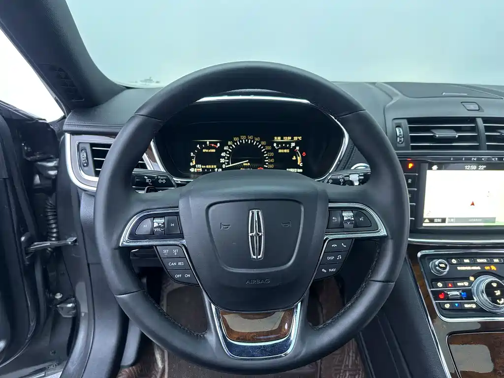 Lincoln Continental 2018 — фото 21