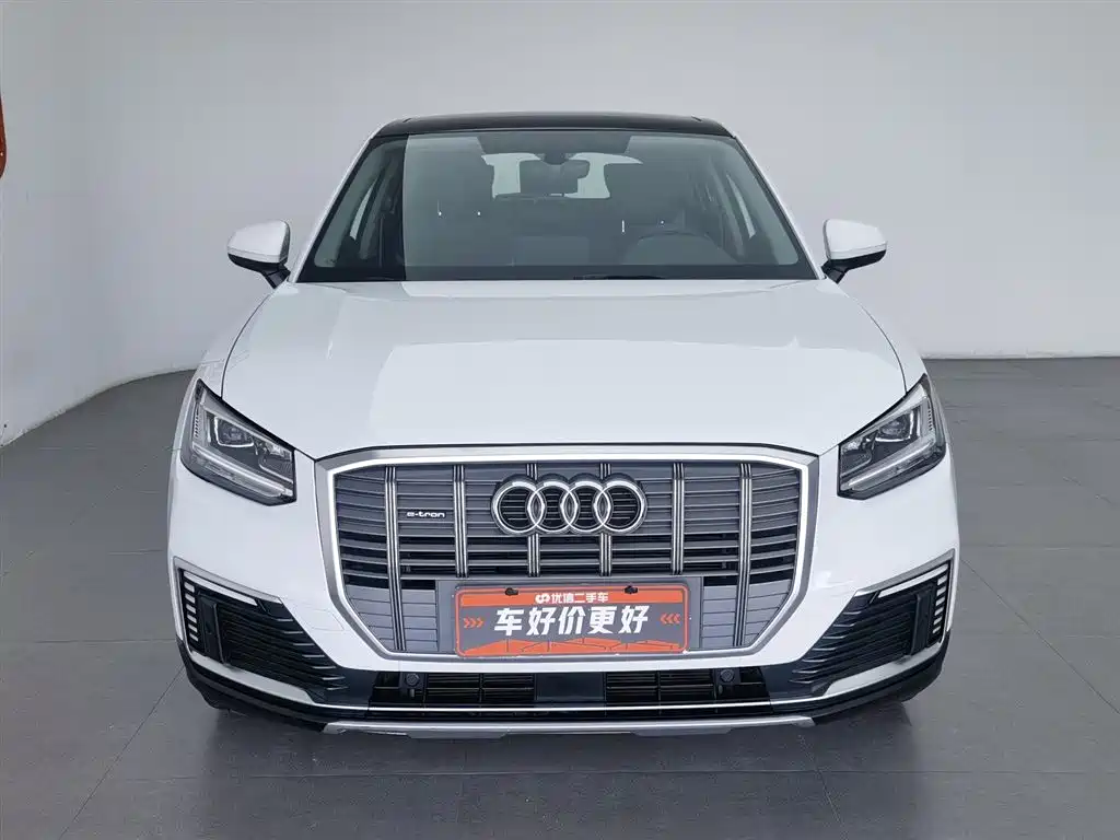 Audi Q2L e-tron 2020 — фото 3