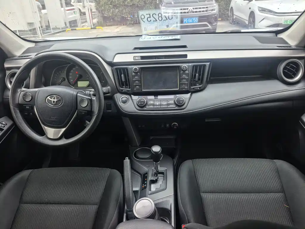 Toyota RAV4 2017 — фото 11