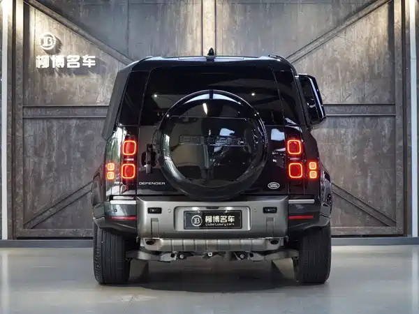 Land Rover Defender 2024