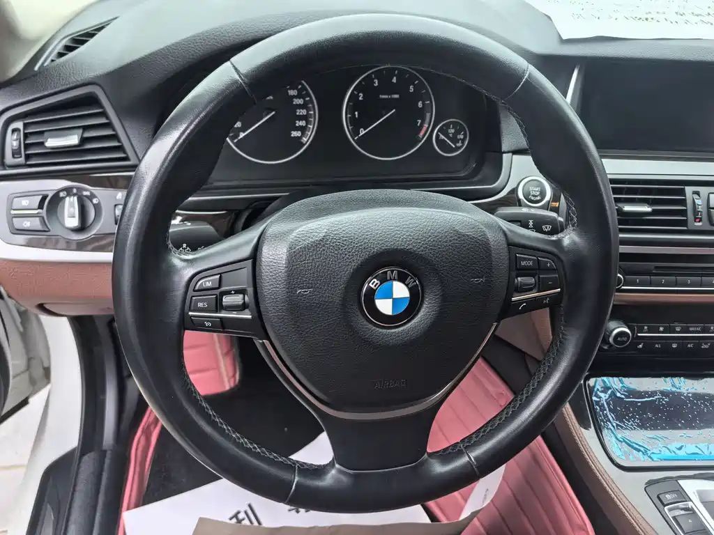 BMW 5 Series 2015 — фото 16