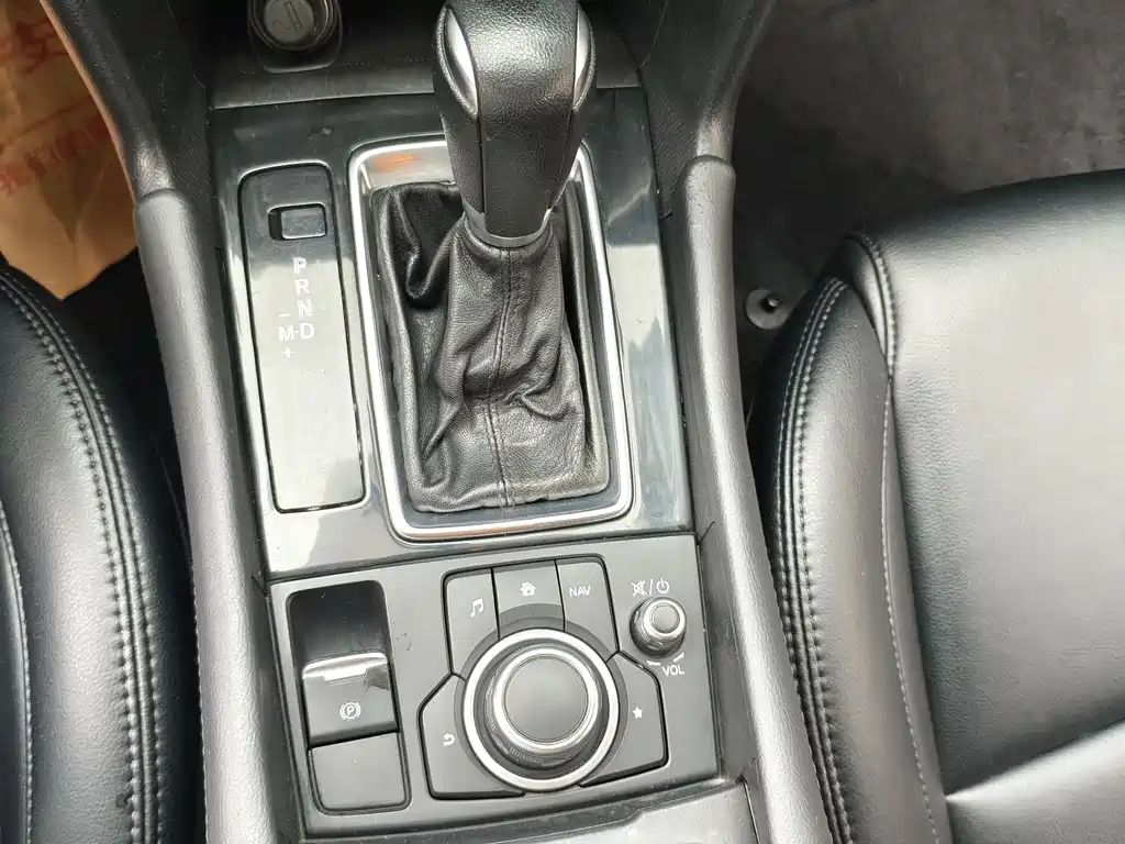 Mazda 3 Axela 2018 — фото 11