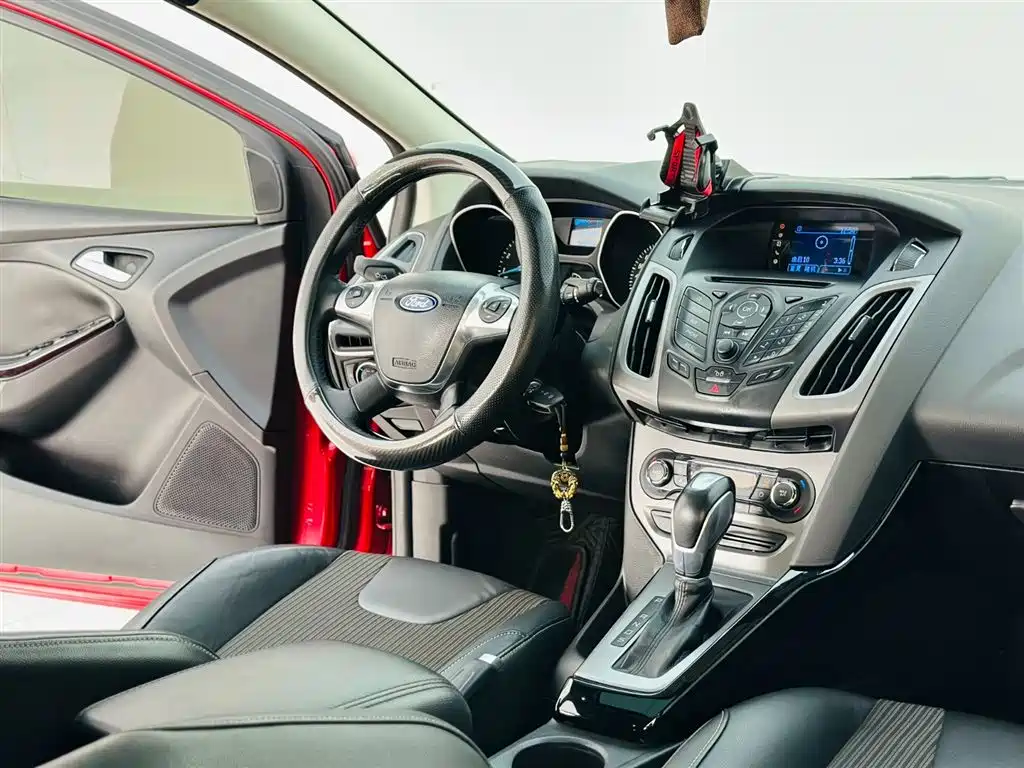 Ford Focus 2014 — фото 16