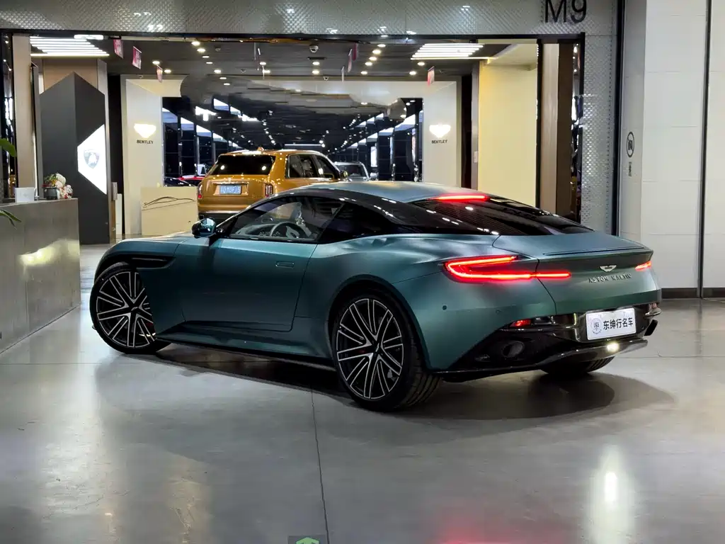 Aston Martin DB12 — фото 4