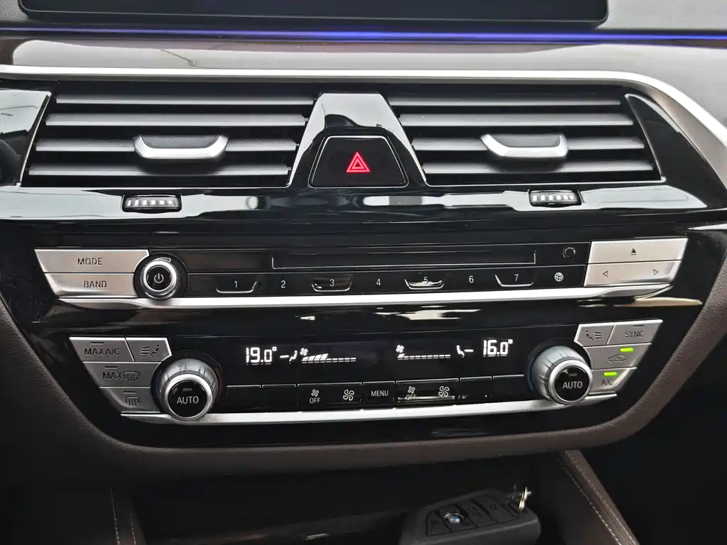 BMW 5 Series 2019 — фото 12